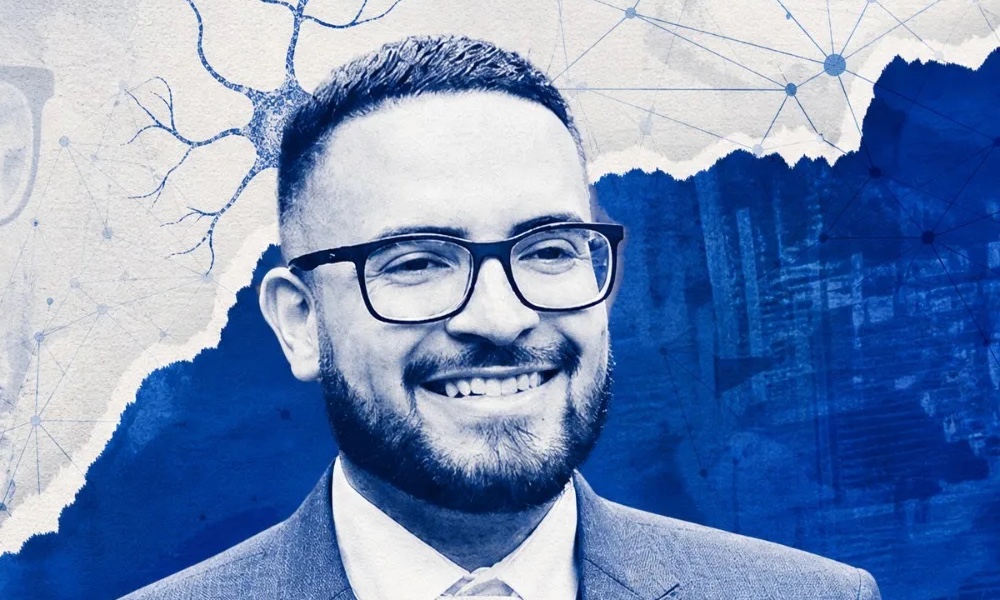 Retrato de Gabriel Souza sorrindo, em tons de azul, com ilustrações de neurônios ao fundo